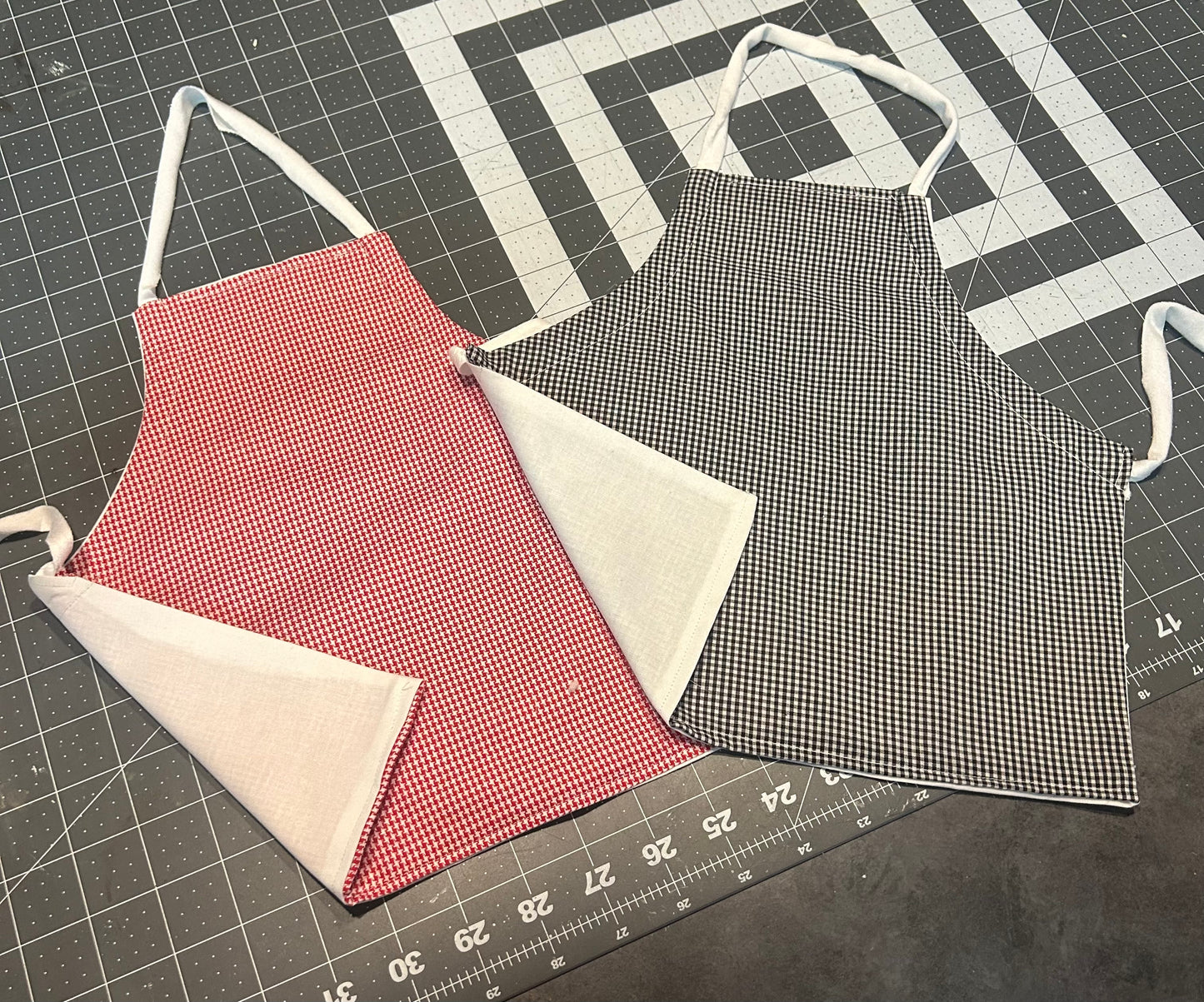 Reversible cook aprons