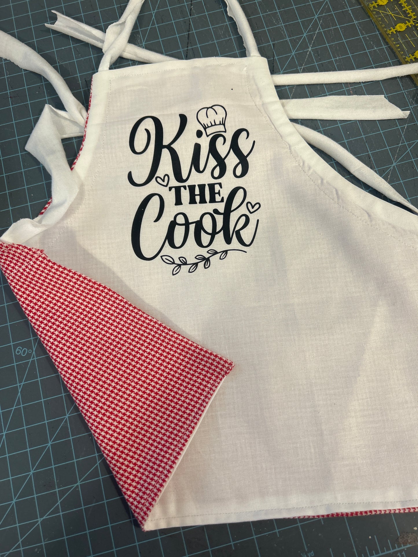 Reversible cook aprons